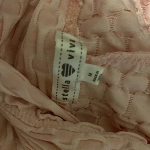 I’m selling the cute trendy leggings. Never worn and very stylish - Picture 4 of 4